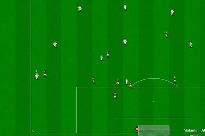 Fußballspiel in Championship Soccer nahe dem Strafraum